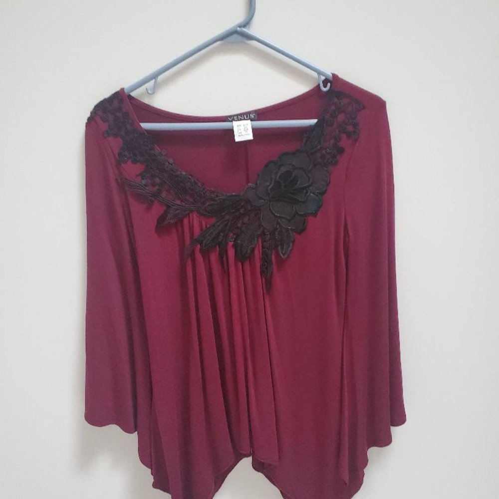 Venus applique detail top